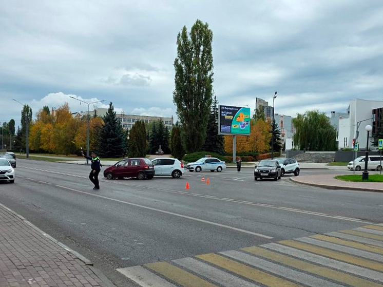 В Липецке столкновение автомобилей привело к госпитализации двух человек