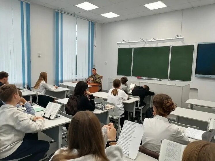 В Орловской области школьники встретились с участником СВО Антоном Усовым