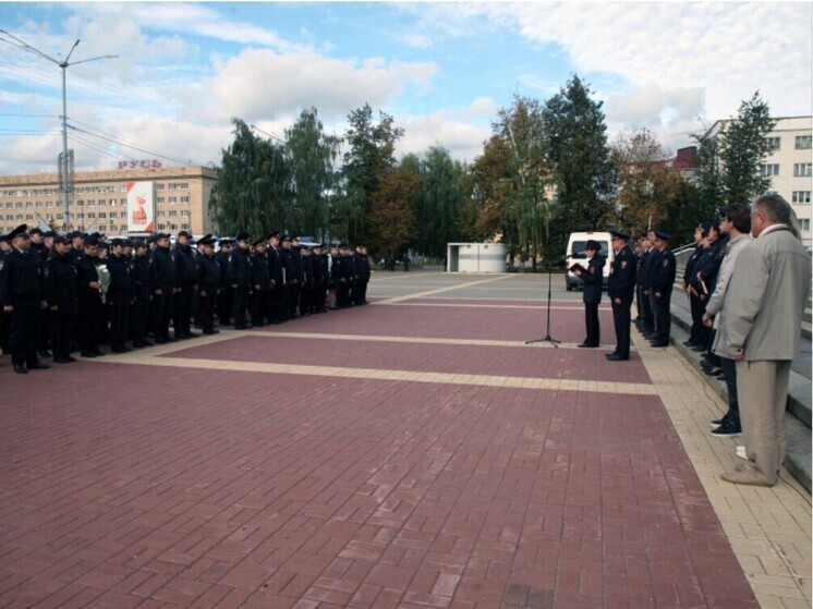 Развод нарядов полиции прошёл на главной площади Орла