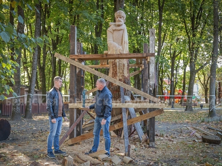В парке Толстого в Брянске появилась новая деревянная скульптура