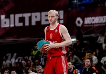 Первый русский проект. По крайней мере, так позиционирует себя московский клуб МБА-МАИ. Более того, это было объявлено официально. С прошлого сезона в команде действительно все баскетболисты – аборигены. Межсезонье прошло на удивление бурно. Можно вспомнить историю с Даниилом Касаткиным, которого посадили в заточение во Франции, подозревая в хакерской деятельности. Клуб выступил с патриотическими заявлениями, пообещав дождаться Касаткина с чужбины. 