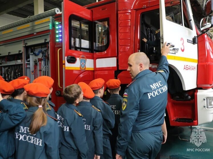 Школьники-кадеты Абакана посетили пожарную часть МЧС России