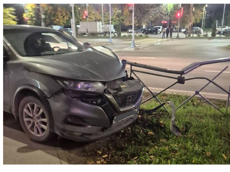 Иномарка врезалась в автобус и ограждение в Вологде