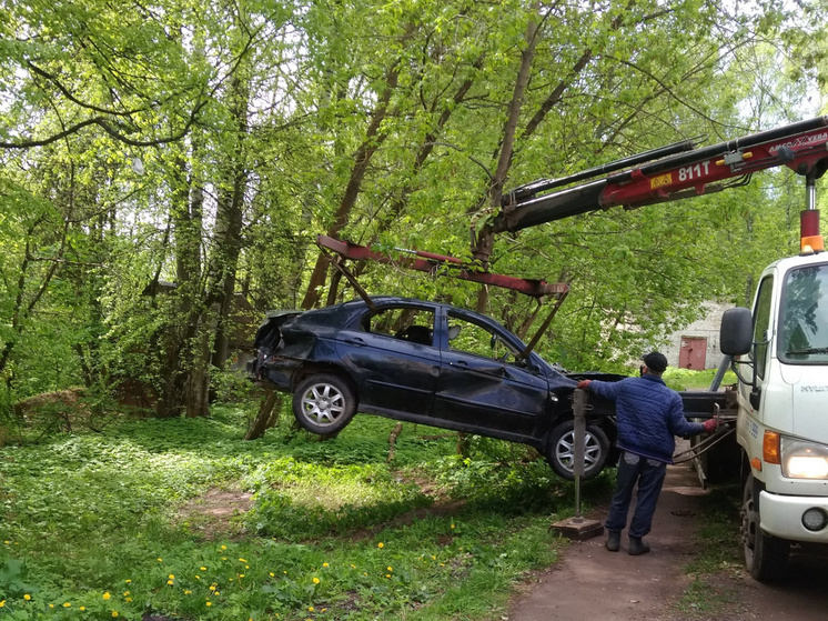 С костромских улиц эвакуировали 12 брошенных автомобилей