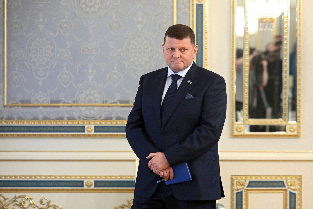 «Читать по бумажке»: Эксперт раскрыл, зачем Залужный обвинил Киев в разгроме ВСУ под Курском
