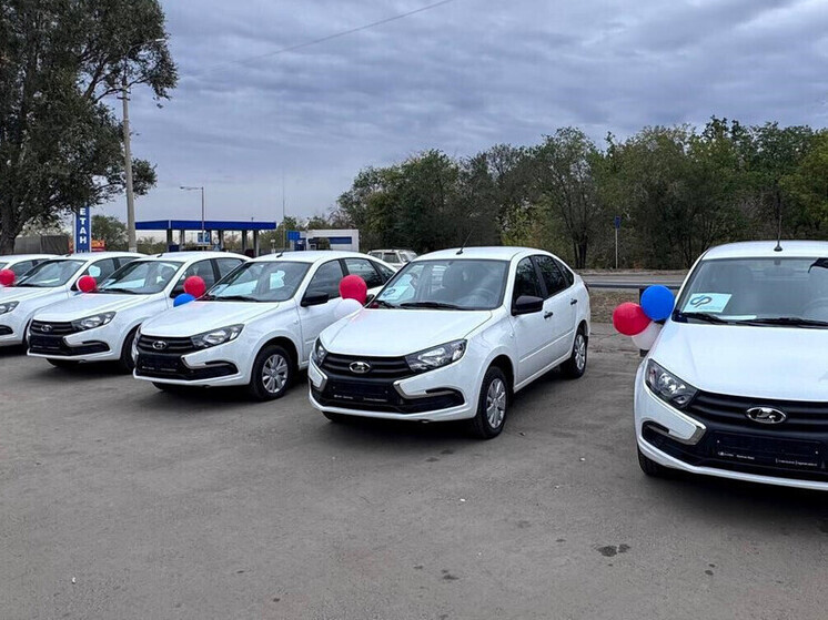 Шесть автомобилей передал Соцфонд жителям ЛНР, получившим травмы на производстве