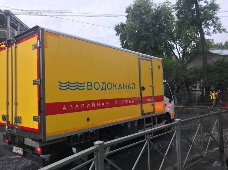 Ленинский проспект затопило холодной водой из-за крупного прорыва трубы