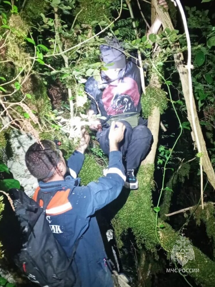 В Сочи спасатели вывели туристов в районе Белых скал