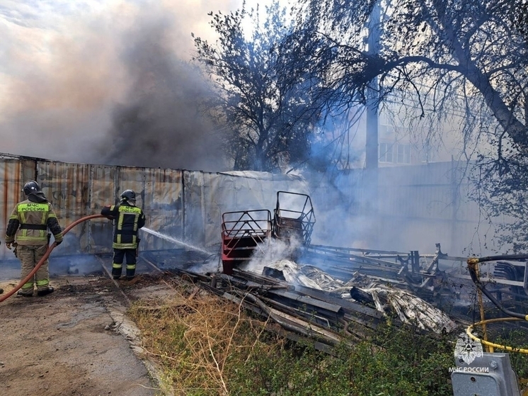 Крупный пожар на складе в Батайске ликвидировали