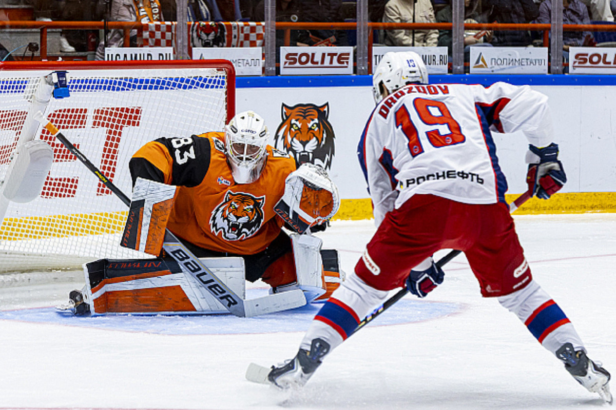 Коллектив Игоря Никитина одержал лишь одну победу в трех выездных матчах на Урале и Дальнем Востоке.