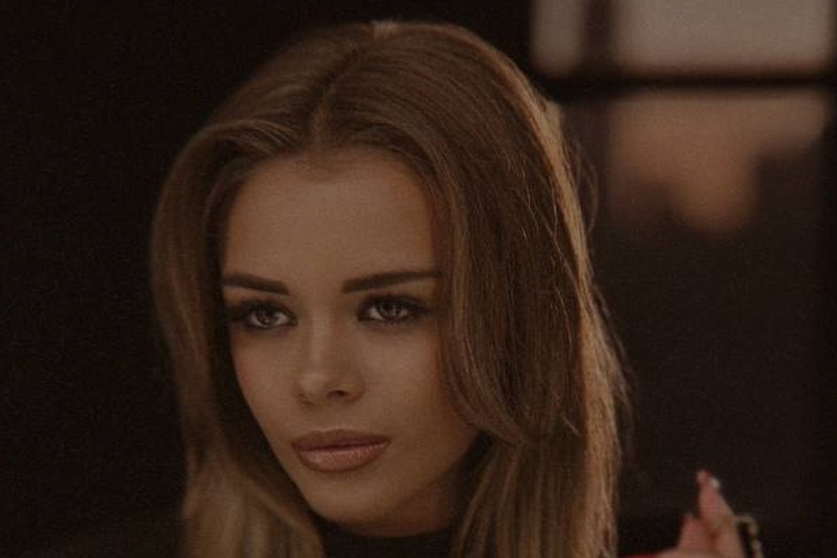 Гимнастка приняла участие в фотосессии с конем