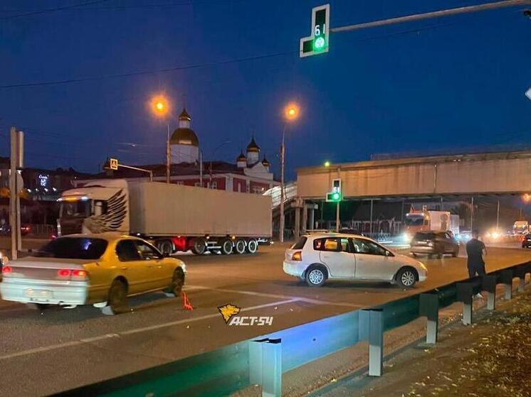 Авария с самосвалом и легковушкой спровоцировала пробку у Речного вокзала в Новосибирске