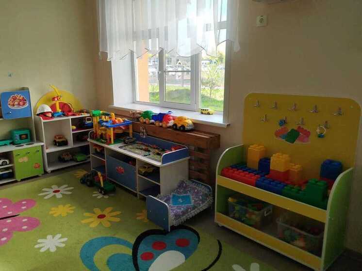 Наверняка каждый из нас с особой теплотой вспоминает своего первого воспитателя — добрую, временами немного строгую женщину, которая в определенный момент детства вошла в нашу жизнь, научила и подготовила ко взрослой жизни