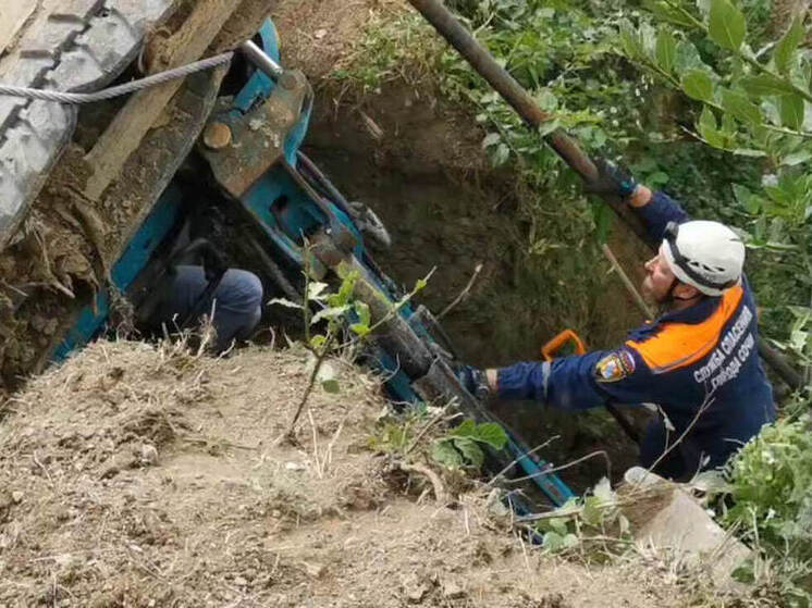 В Сочи из перевернувшегося экскаватора освободили водителя