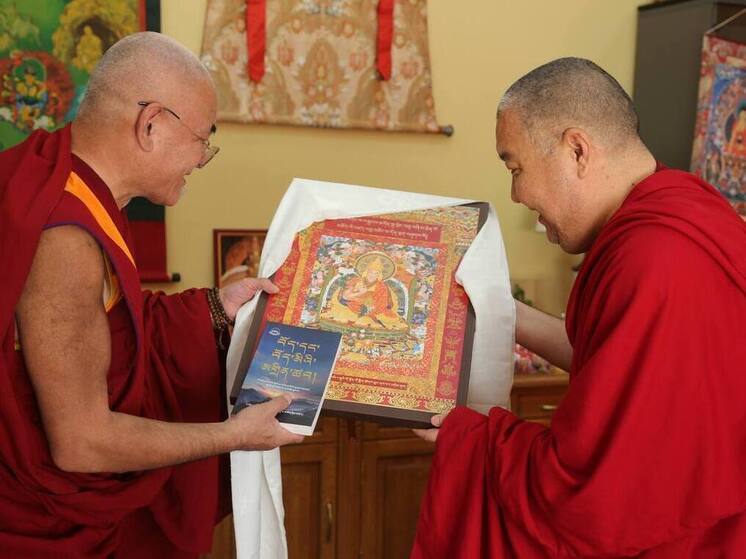 Тханку из Дрепунг Гоманга получили в дар в хуруле Калмыкии