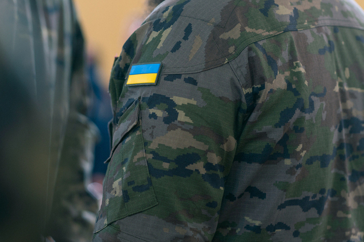 Командование ВСУ запрещает новобранцам отступать, рассказал российский боец