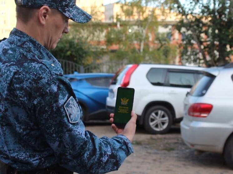 Должник в Чите несколько часов прятался от приставов в машине