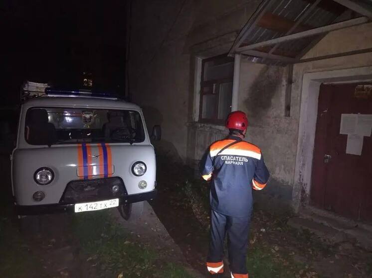 Режим повышенной готовности: в Барнауле в аварийном доме рухнул потолок