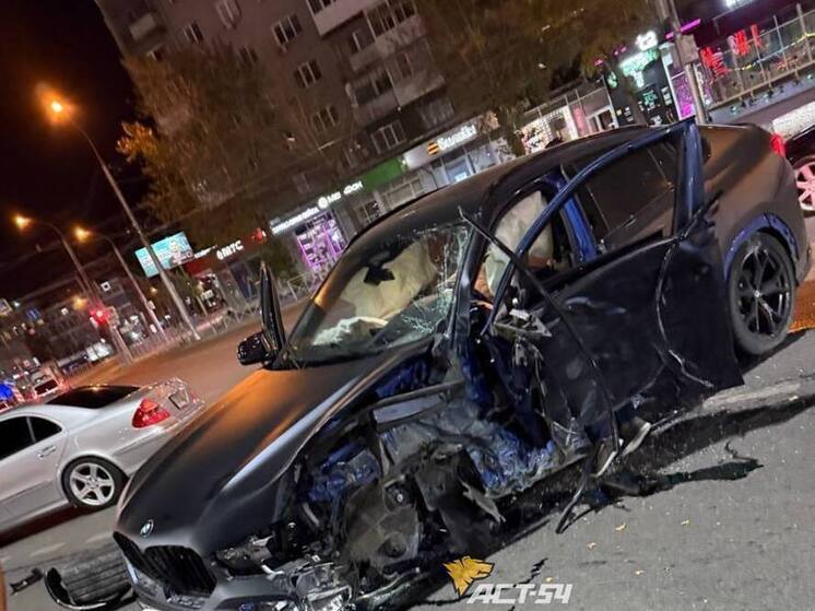 BMW врезался в столб на площади Калинина в Новосибирске