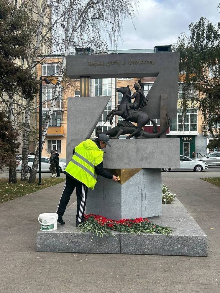 В Пензе начали работы по очистке памятника участникам СВО