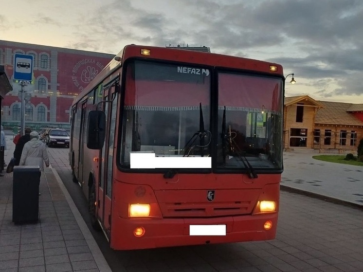 Водитель автобуса сбил женщину зеркалом заднего вида на привокзальной площади в Вологде