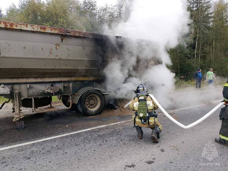 На трассе в Тверской области горел тягач с щебнем