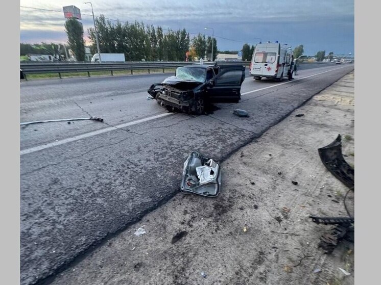 Пенсионеры попали в больницу после наезда иномарки в фонарный столб под Воронежем