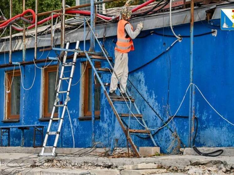 В севастопольской Артбухте сносят бывший дельфинарий
