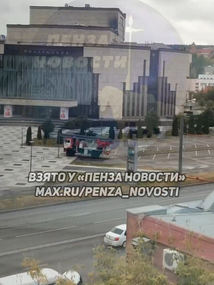 В Пензе произошел пожар на крыше здания филармонии