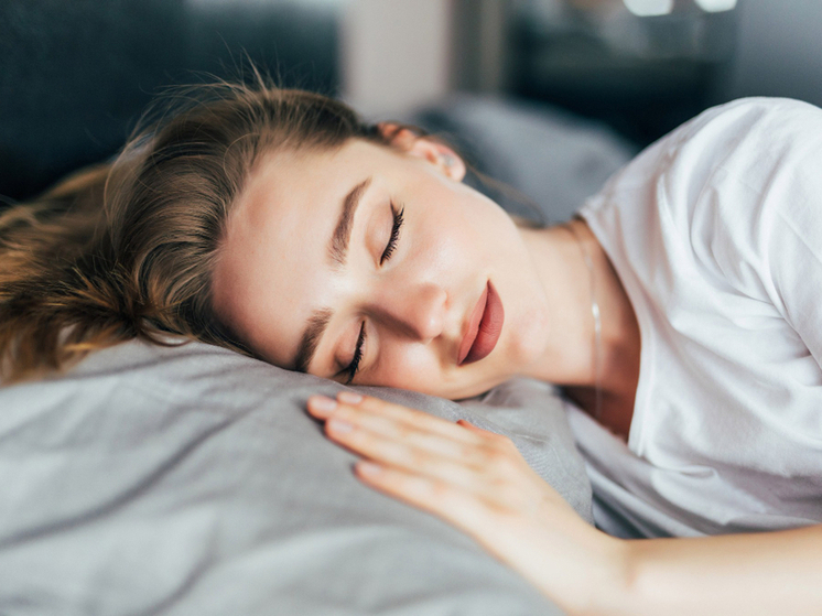 Врачи назвали позы сна, которые вредят здоровью – спать в них опасно