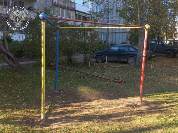 Девочка в Тверской области получила травмы на детской площадке