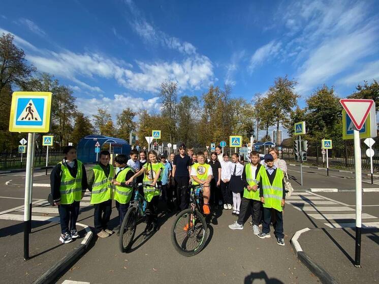 Серпуховские школьники осваивают ПДД на практике в автогородке