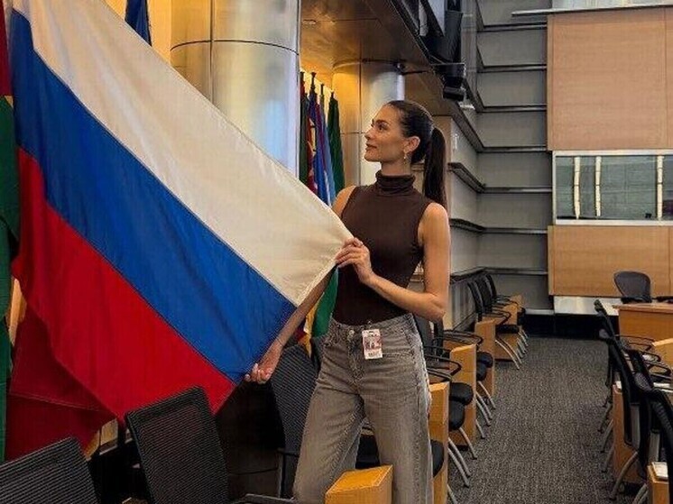 Супруга хоккеиста «Вашингтона» А. Овечикна снялась в столице США с флагом РФ