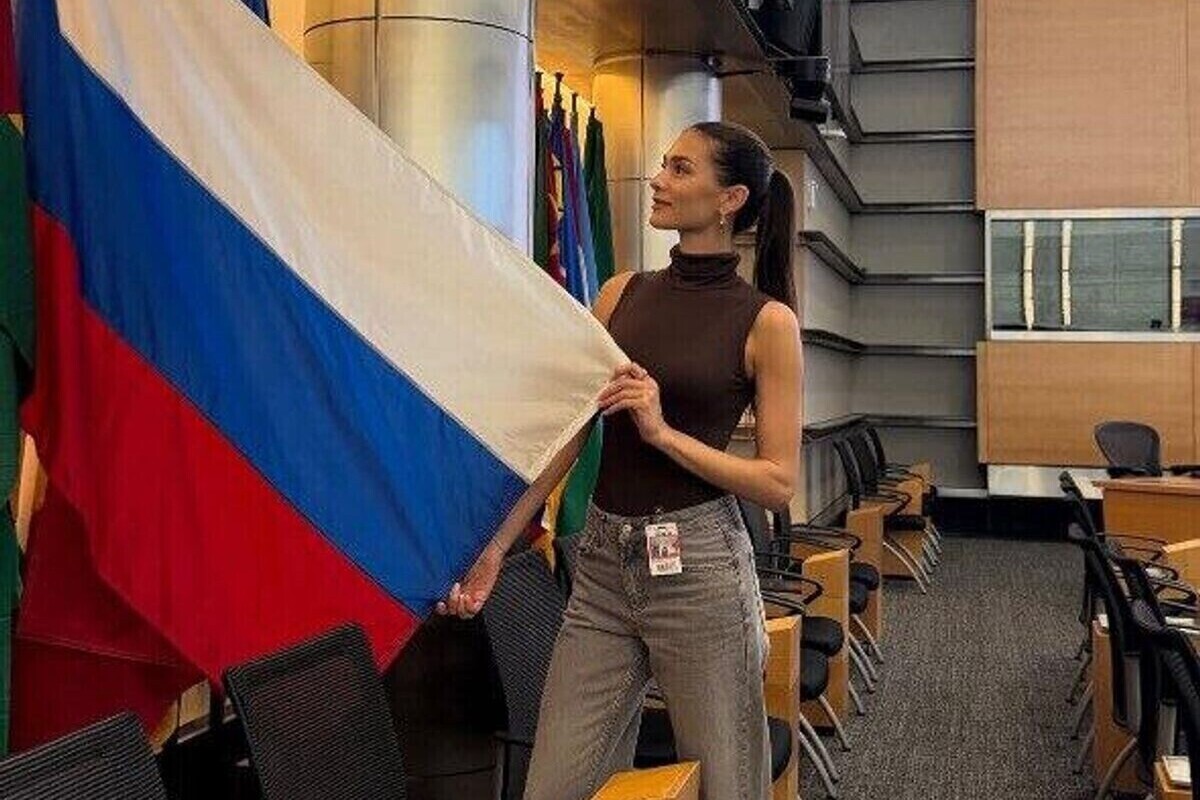 Супруга хоккеиста «Вашингтона» А. Овечикна снялась в столице США с флагом РФ