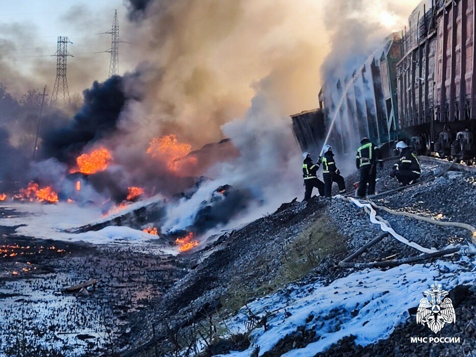 Тушение пожара на железнодорожных путях