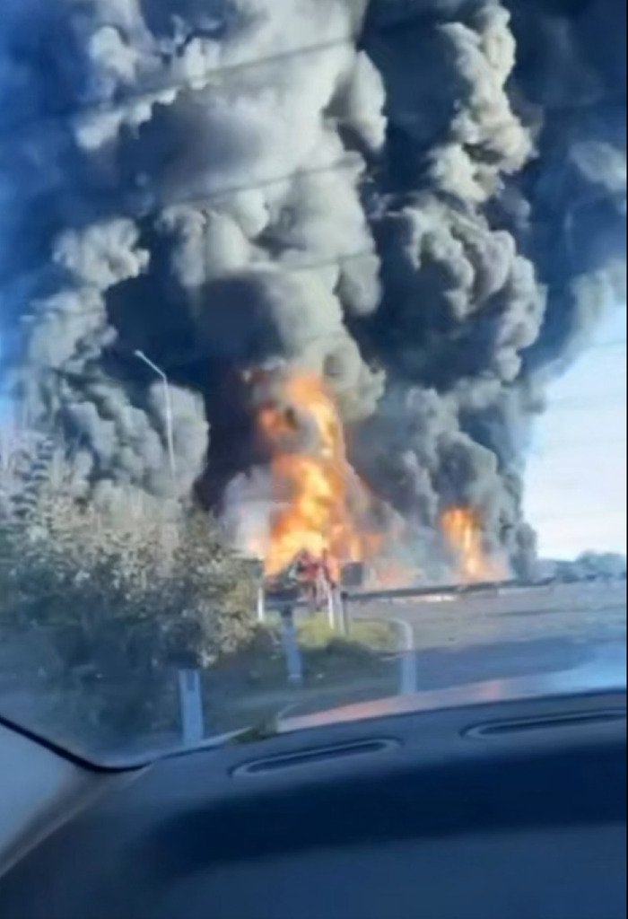 Момент столкновения грузовика и поезда