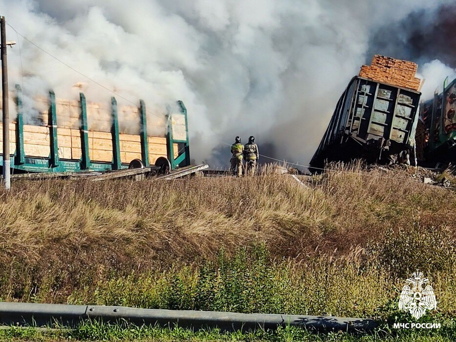 Горящие вагоны с топливом