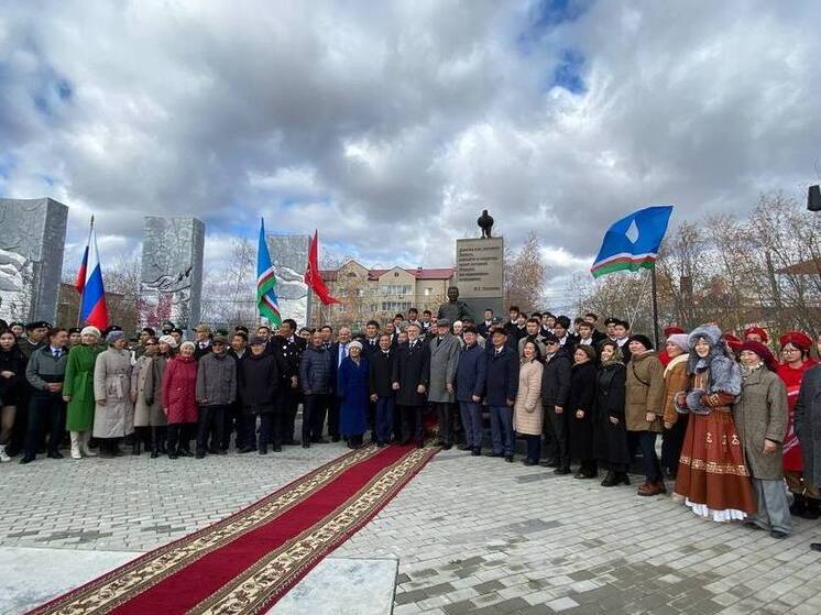 Власти и жители Якутии почтили память первого Президента республики