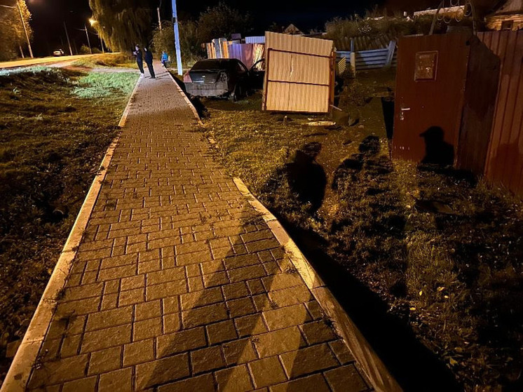 Под Орлом автоледи съехала с трассы и врезалась в забор