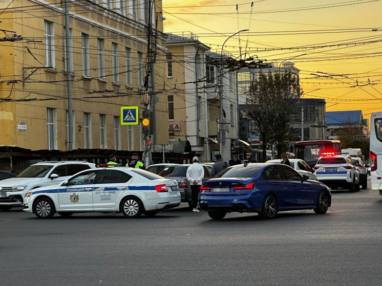 Крупная пробка образовалась из-за ДТП на Театральной площади в Рязани