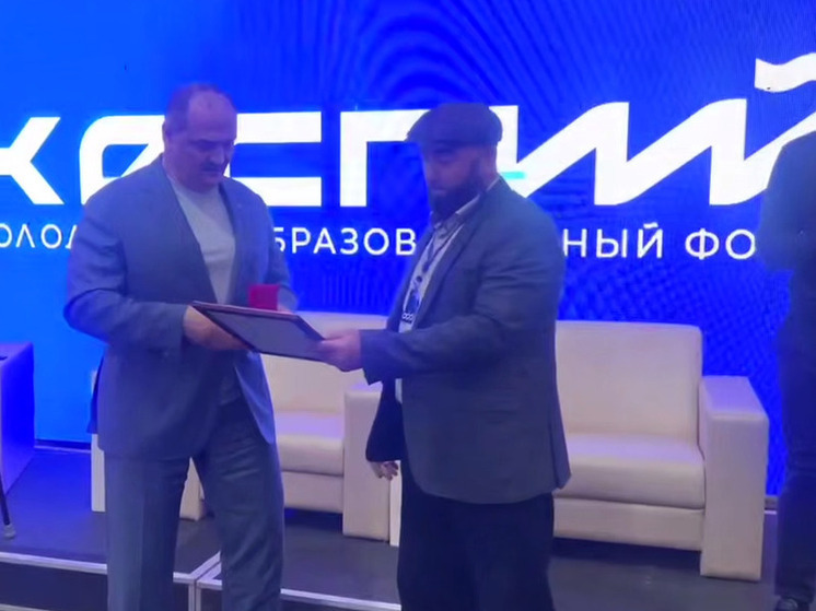 Меликов передал орден родным участника Великой Отечественной войны на форуме «Каспий»
