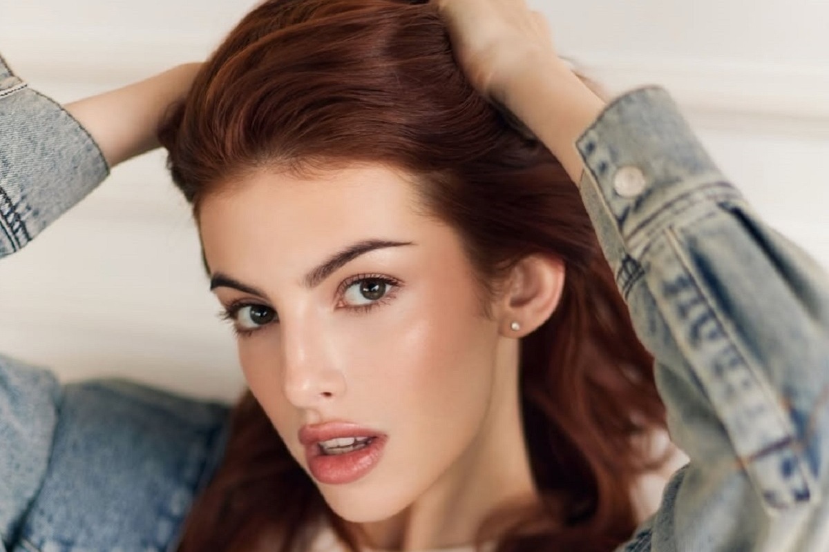 Гимнастка максимально открыла ноги