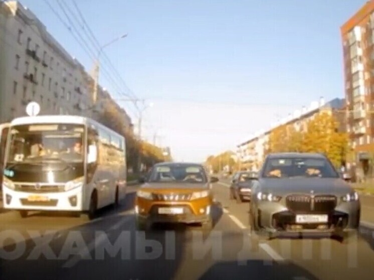 "Обиженный" BMW с "блатными номерами" пытался "учить" в центре Тулы