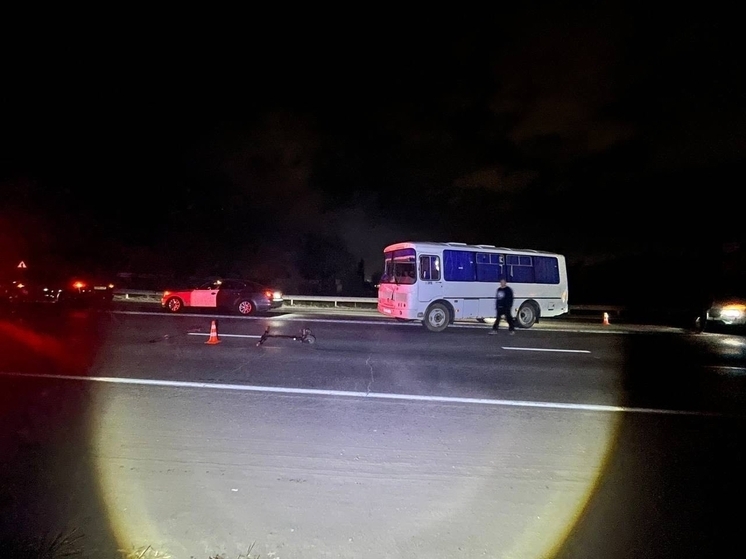 В Омске автобус сбил электросамокатчика на 2-й Солнечной