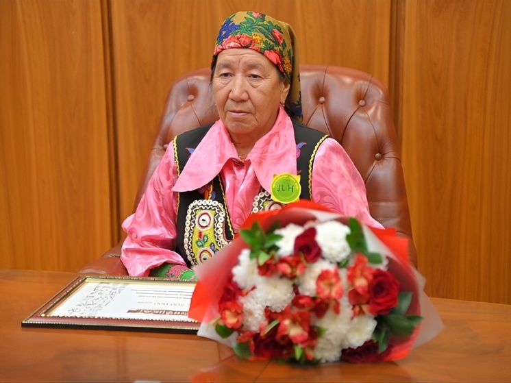 Алефтине Карамашевой вручили премию за лучшее исполнение хакасского эпоса