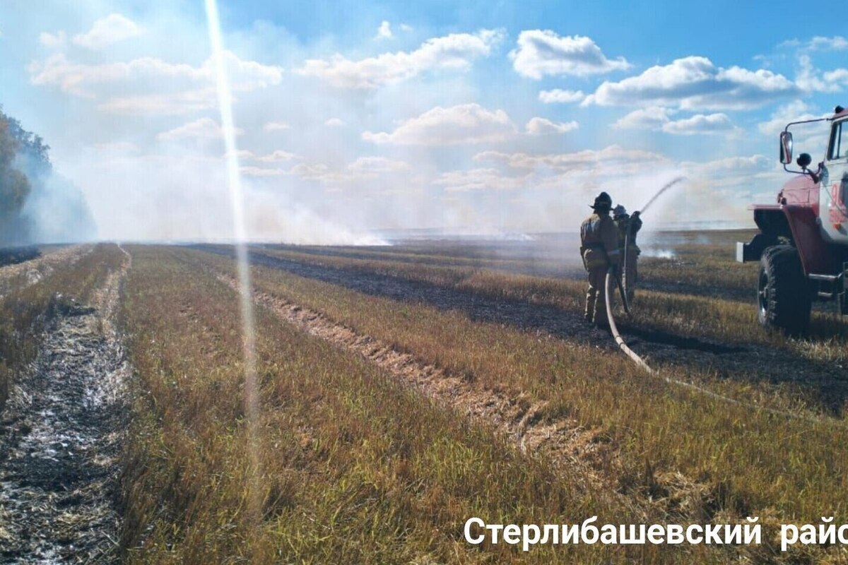 В Стерлибашевском районе Башкирии горела сухая трава