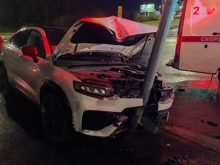 В Мурманске водитель Geely не заметил светофор на Кольском проспекте