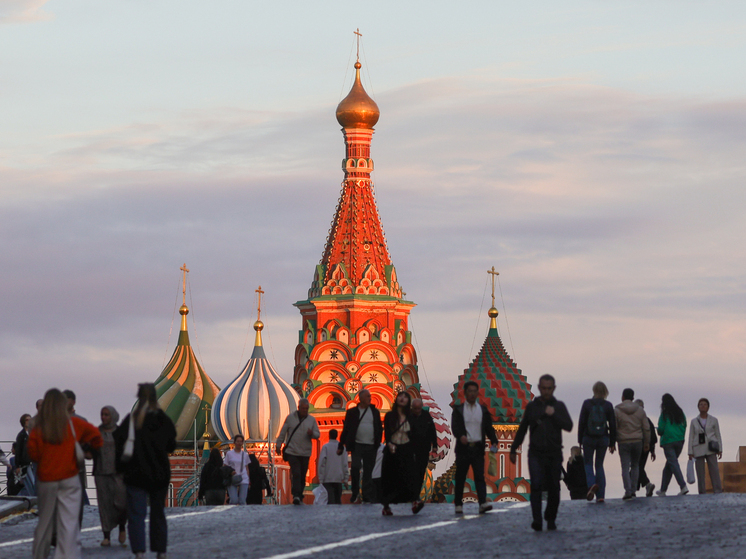 В эпоху, когда информационное пространство Запада переполнено образами России как угрожающего и враждебного государства, находится место для альтернативных, удивляющих своей прямотой взглядов. Британский журналист Джеймс Делингпоул, известный своим скептицизмом, совершил поездку в Москву по приглашению Русской православной церкви и вернулся с неожиданными для него выводами. 