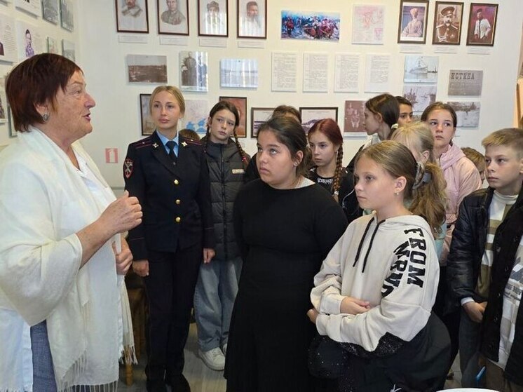 Херсонские полицейские сводили школьников накануне Дня города в краеведческий музей