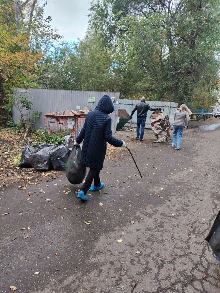 Сотрудники Управления ЖКХ Пензы провели субботник в рамках санитарной пятницы
